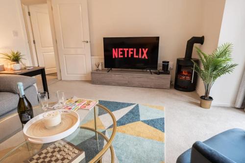Stylish Detached Upton Home Sleeps 8 Parking