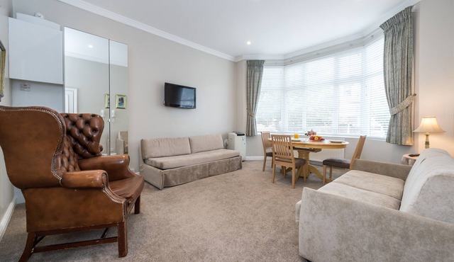 Stylish Flat 12 minutes (tube)to Oxford Street ,Central London,sleeps 6,parking.