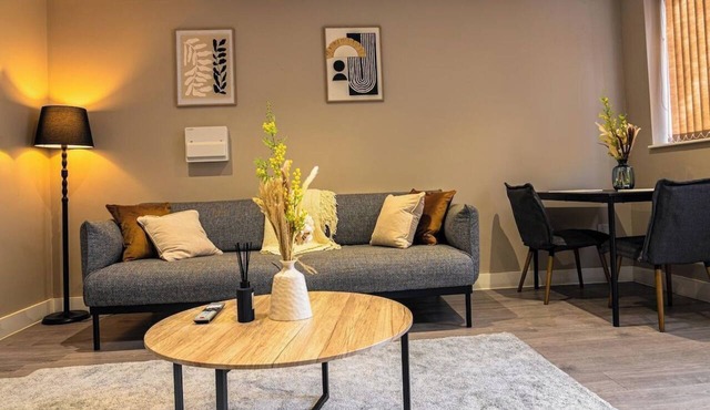 Stylish Flat in Wolverhampton | Long & Short Stays