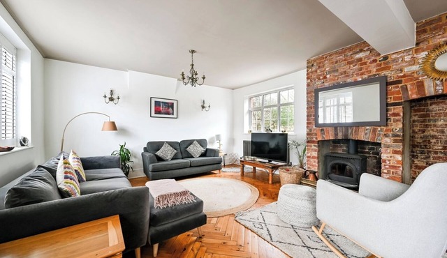 Stylish 3-Bed Home Close to Stansted Airport
