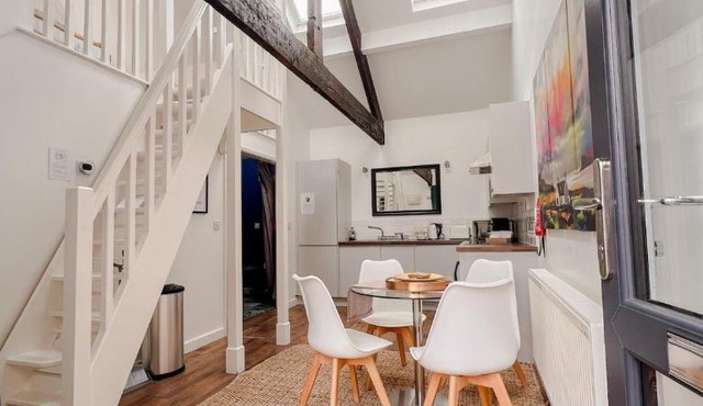 Stylish Loft in Stockport - Free Parking - 10 min to Manchester - Flat 1
