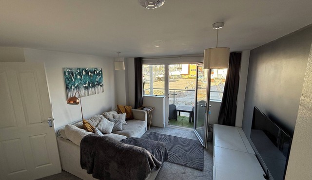 Stylish Marina Apartment with Stunning Views