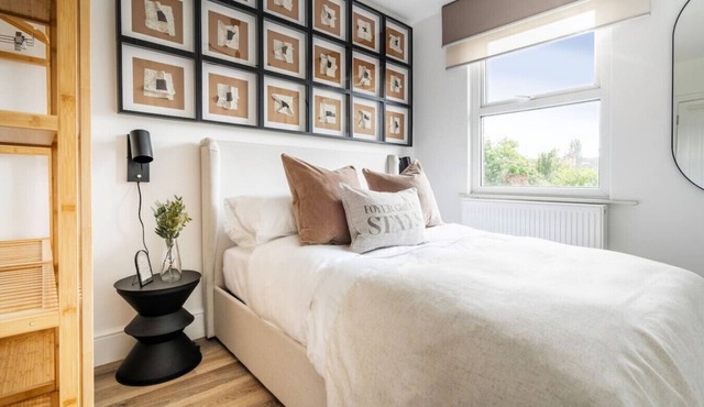 Stylish Modern Designed Apt, near Station, London