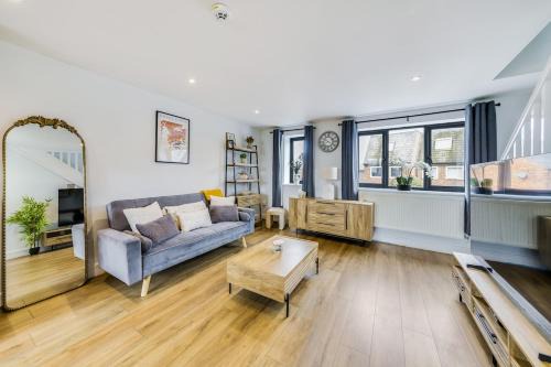 Stylish One Bedroom Coach House with Parking