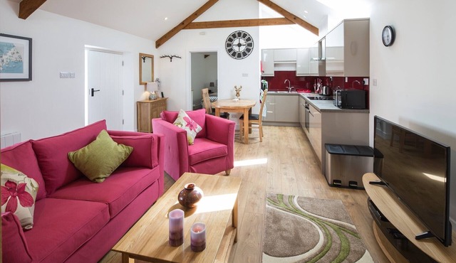 Stylish rural retreat with king-size comfort, close to Bude's stunning coastline