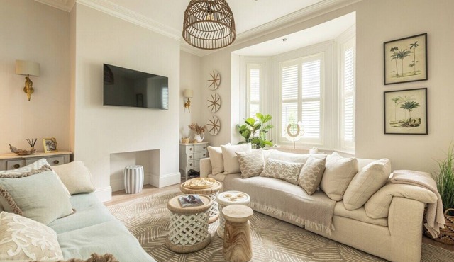 Stylish Shell House: BBQ, Walk to Beach & Town