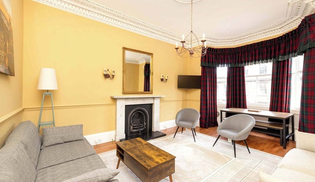 Stylish Southside Flat Near Old Town