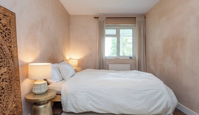 Stylish & Spacious 2-Bed Flat with Parking