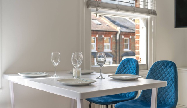 Stylish split-level 2BR near Queen’s Park – bright, modern & well-connected