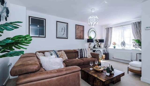 Stylish Stoke-on-Trent 3 Bed - Parking, Long Stays