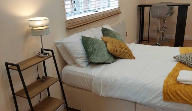 Stylish studio apartment. Close to all local amenities.