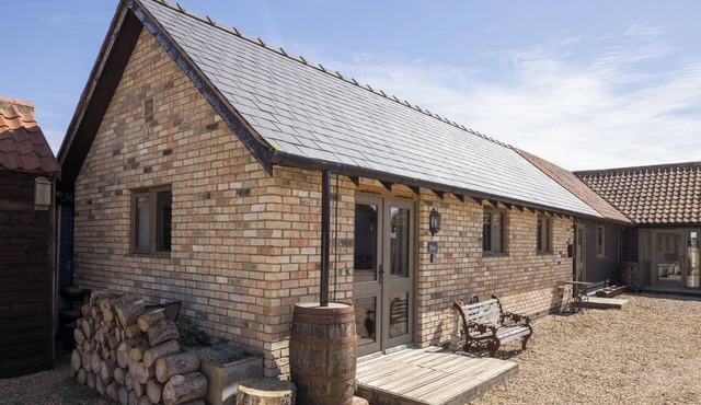 Stylish Studio, courtyard views, countryside location, 20 mins to Cambridge