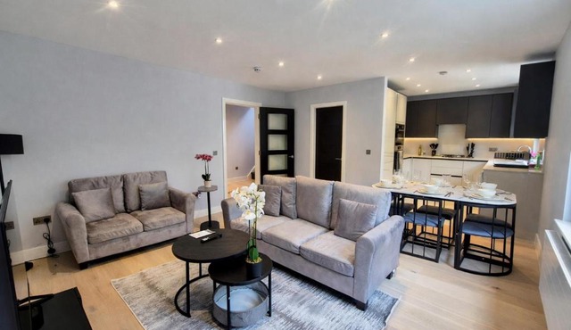 Stylish Three Bedroom Ensuite Duplex Apartment in West Hampstead