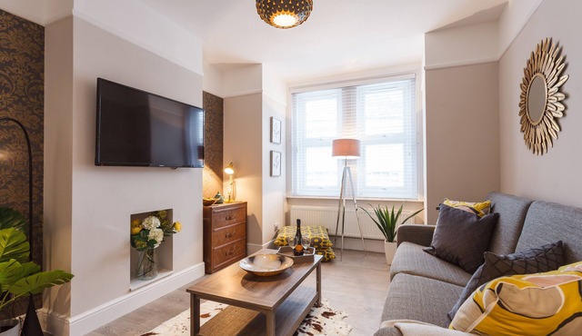 Stylish Town Centre House - Sunny Decking, 300 mb/s, Pking