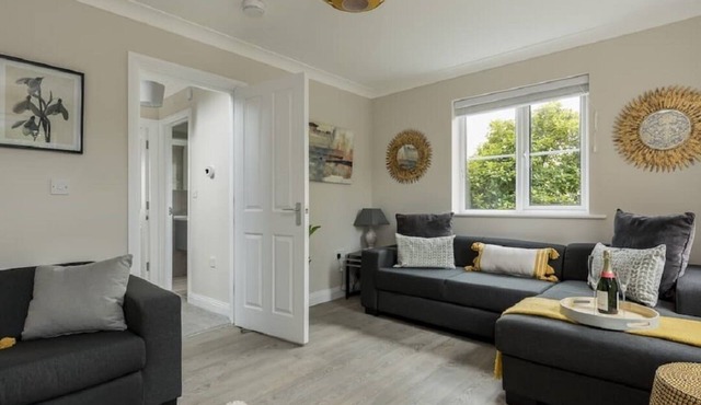 Stylish Town House - Central, Detached, Parking, Garden