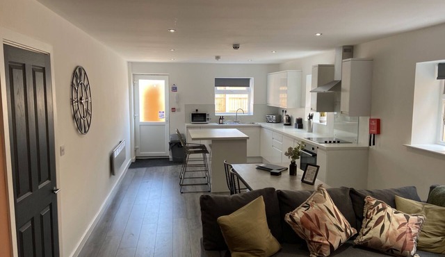Stylish Two Bed Apartment, Private Entrance, Sleeps 6