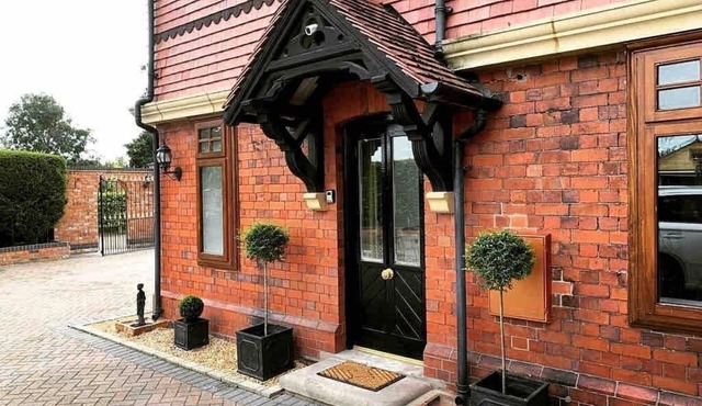 Stylish two bedroom apartment near Rookery Hall