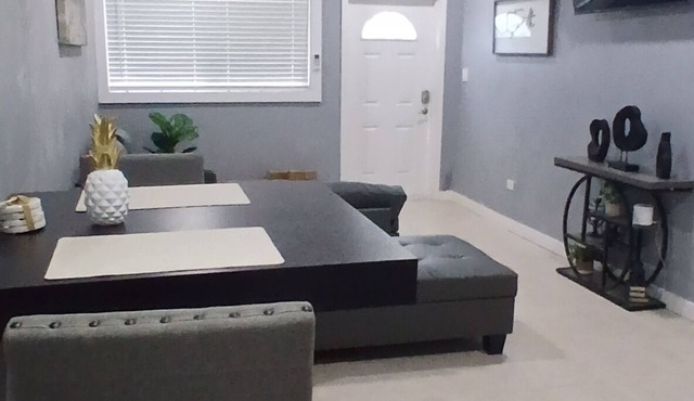 Stylish Unit, 1 Min from GHB Airport