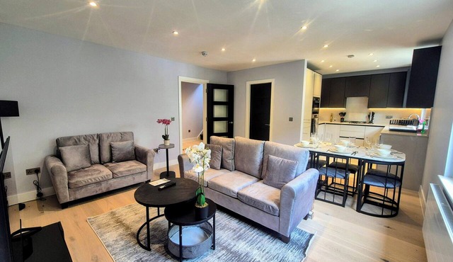 Stylish Urban Retreat - Duplex 3 bedroom Apartment (All En-Suite) - Sleeps 6