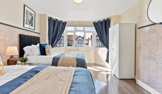 Stylish Wembley Gem - Parking -Sleeps 14