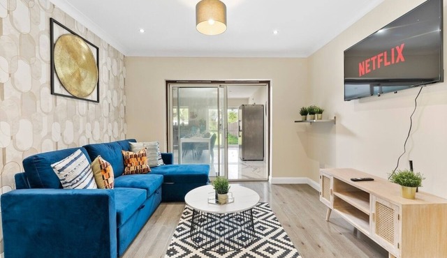 Stylish Wembley Gem - Parking -Sleeps 14