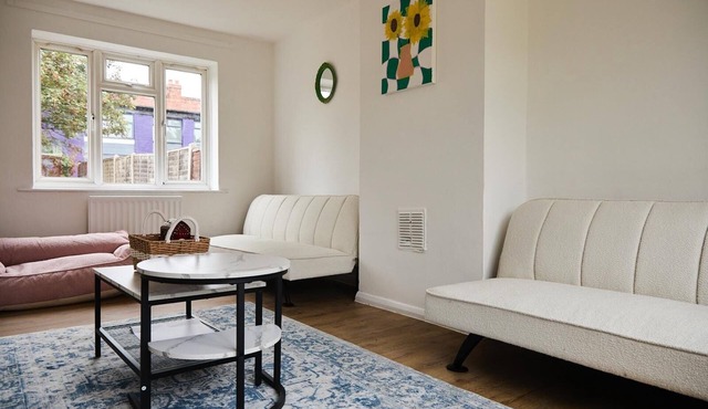 Stylish Wembley Home with Hot Tub, Parking & Garden near Wembley Stadium