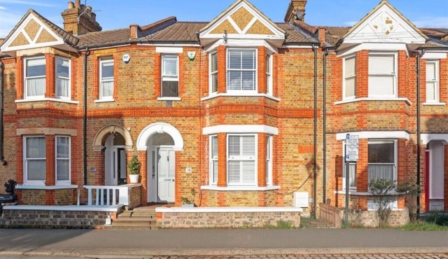 Stylish Windsor Home | Hot Tub | Town Centre