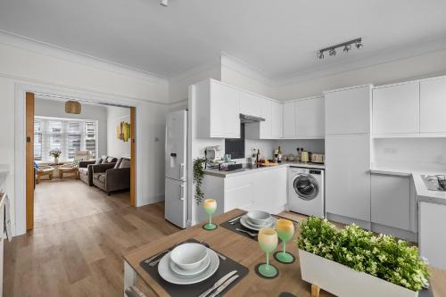 Substantial 5 bedroom townhouse with disabled access apartment, private off road parking space with EV point from 15th April 26, jaccuzi bath, Netflix and Wifi, near Argyle, boutique shops eateries and pubs