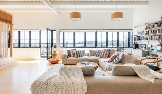 Sun-Splashed Art Deco Loft - Yoga Zone, Hackney
