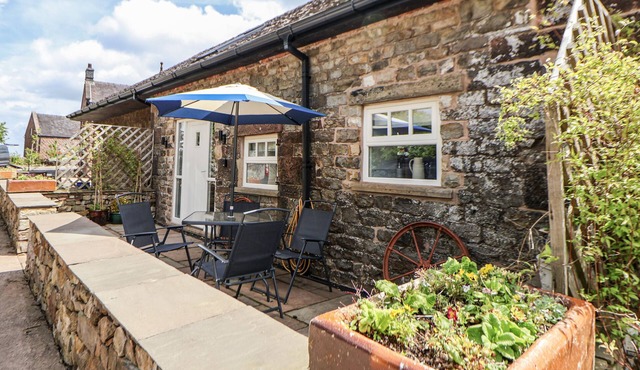 SUNBIRD COTTAGE, pet friendly, luxury holiday cottage in Biddulph