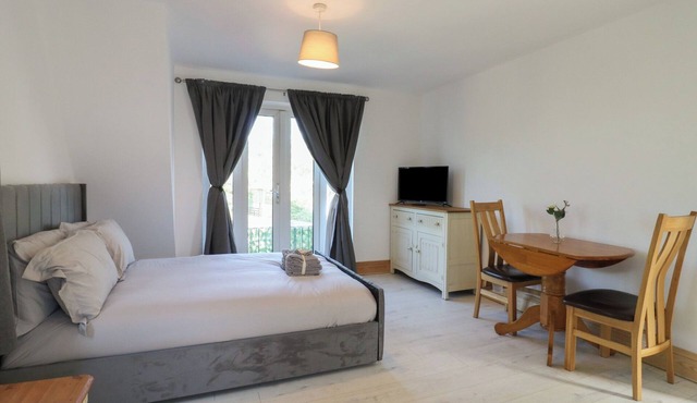 SUNFLOWER, romantic, character holiday cottage in Northampton
