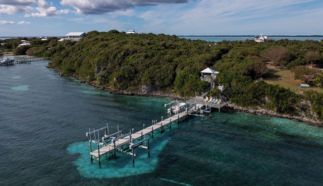 Sunny Delight 2 bdrm cottage with boat lift and private dock