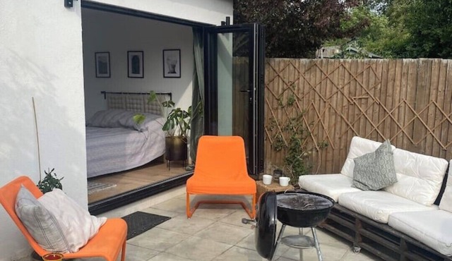 Sunny south facing, cute garden studio with own private patio, South London