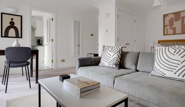 Sunny Waterloo Studio w/Doorman, nr Waterloo Station, by Blueground