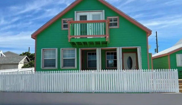 Sunset cottage on the sea of Abaco. Located in New Plymouth and near everything.