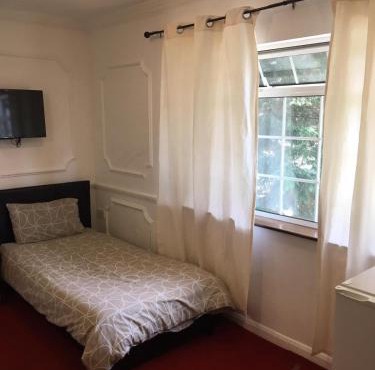 'SUPER CHEAP ROOMS' - Run away from expensive hotels!