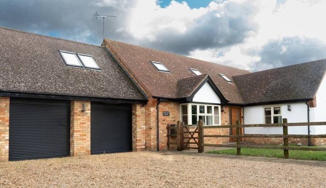 Superb 4BD Stay in Wyton and Houghton Village