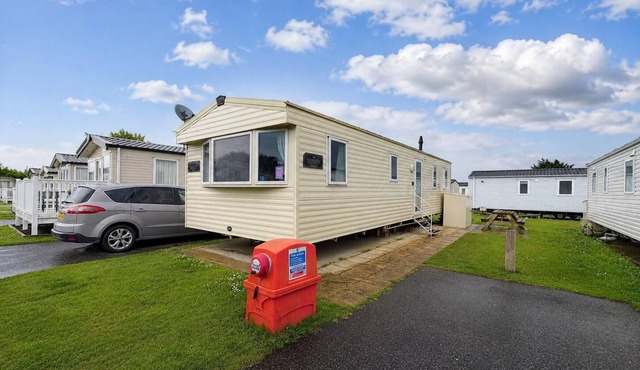 Superb 8 berth caravan, close to amenities at Caister Beach ref 30073F