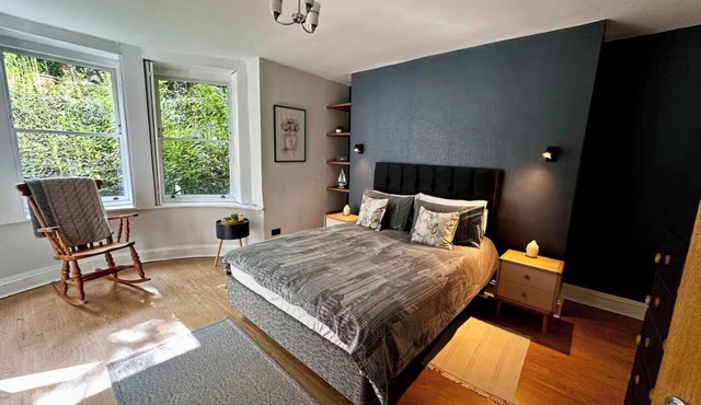 Superb family-friendly 2 bed Garden Flat with free parking close to city centre