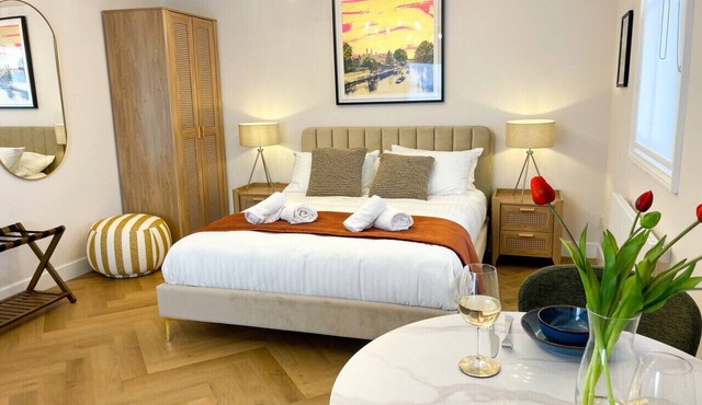 Superb Location! Spacious modern Studio By River
