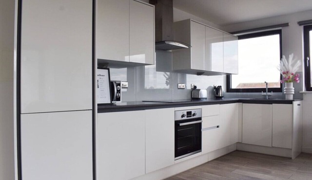 Superior 3 bed apartment with balcony in Romford
