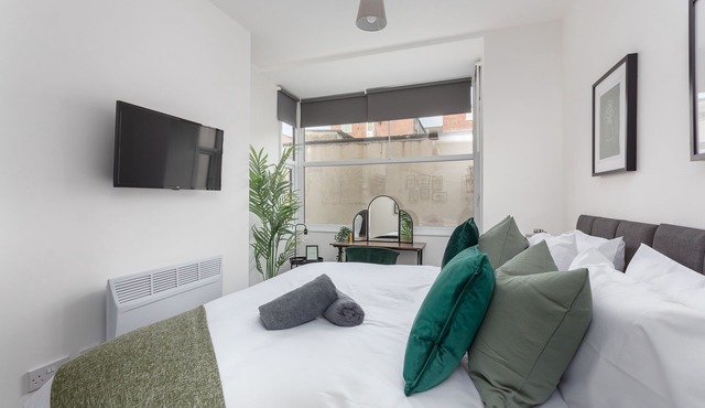 Superior One Bed Apartment, Sleeps 4, Central Location