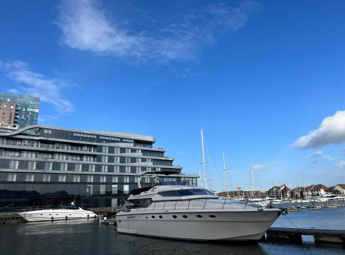 SUPERYACHT ON TOWN QUAY MARINA, SOUTHAMPTON - Very close to city centre and cruise terminals - free parking included