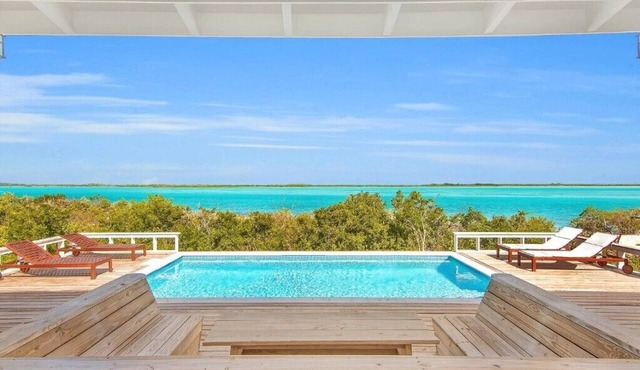 Surf House: 4BR Beachfront w/pool