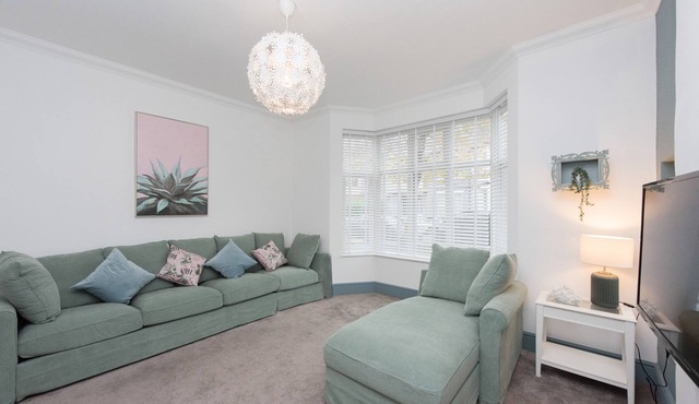Surrey House - a house that sleeps 12 guests in 5 bedrooms