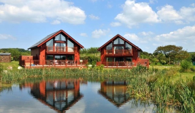 Swallow Lodge with Hot Tub, dog friendly sleeps 8, Great resort Facilities!