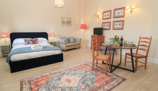 SWALLOW STUDIO, pet friendly, with a garden in Andoversford