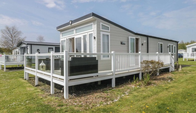 SWAN HAVEN, family friendly, country holiday cottage in Flookburgh
