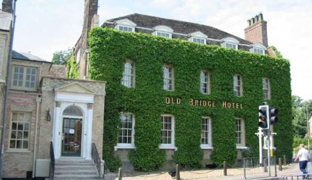 Swanky Town Centre Lodge