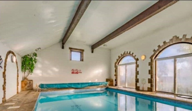 Swimming Pool & Dog Friendly Peak District Cottage